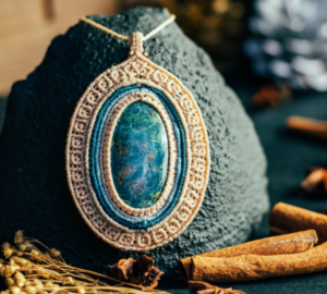 Collier en macramé avec une Azurite en son centre